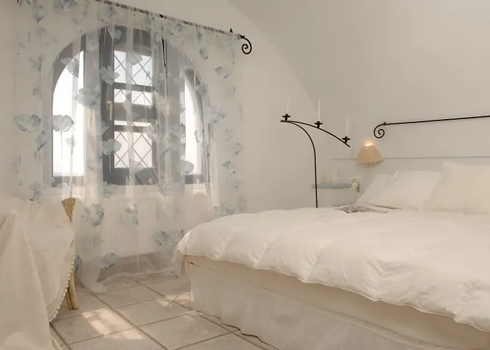 Meltemi Village Hotel Perissa (Santorini)